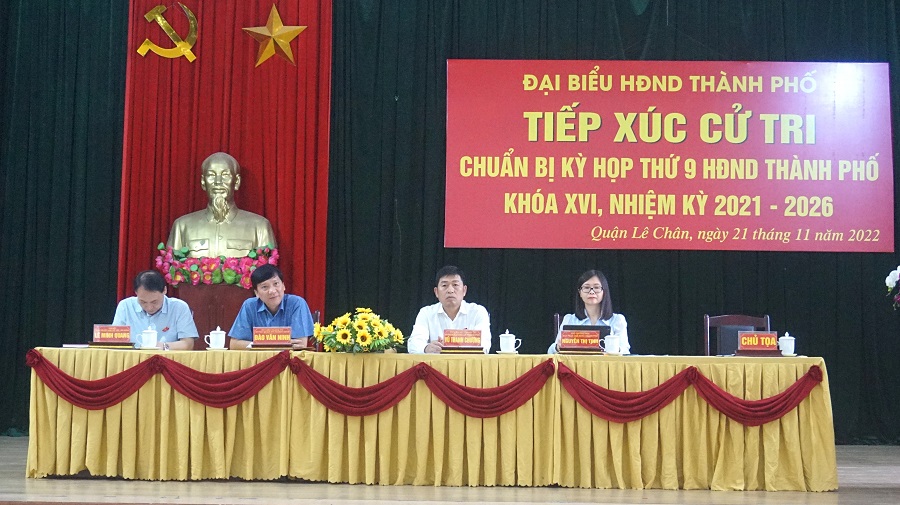 Thiếu tướng Vũ Thanh Chương - Uỷ viên BTV thành uỷ, Giám đốc Công an thành phố tiếp xúc cử tri quận Dương Kinh và quận Lê Chân.